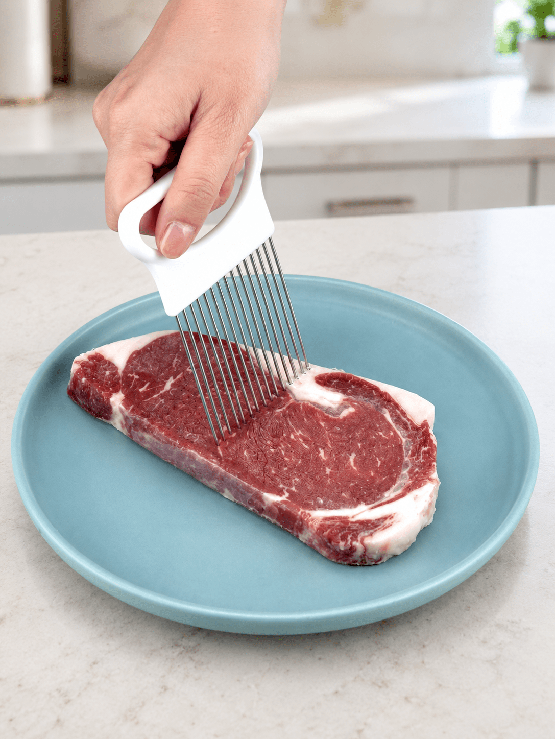Guide de coupe à tiges maintenant une pièce de viande sur une assiette posée sur un plan de travail.