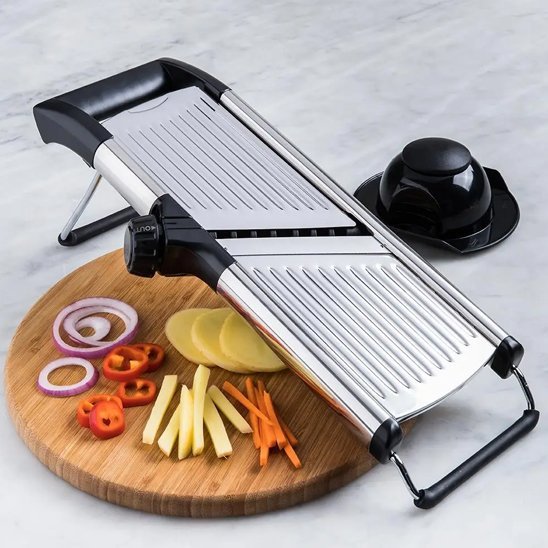 Mandoline japonaise en action, produisant des tranches fines et régulières