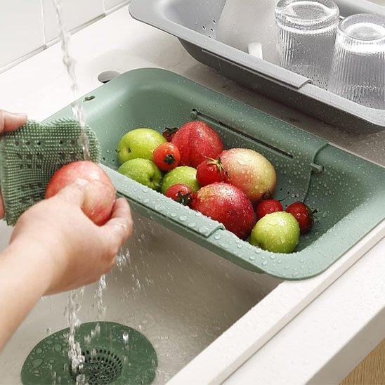 Passoire large pour égoutter les fruits fraßchement lavés dans la cuisine.