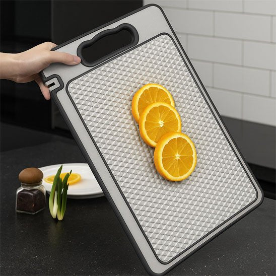 Planche a decouper incliné avec trois rondelles d'oranges lamellées de façon esthétique