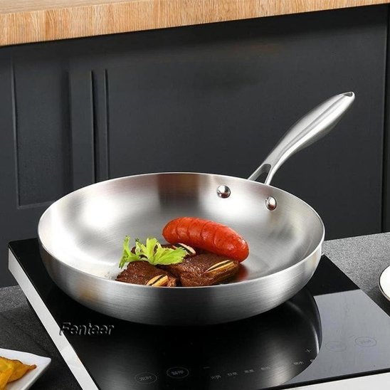 Poele-inox-placee-sur-un-foyer