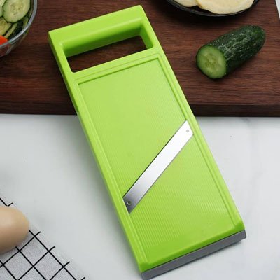 Mandoline de cuisine compacte, lame inox, utilisée pour préparer des légumes.