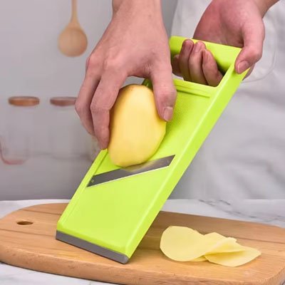 Mandoline de cuisine utilisée pour trancher un légume en fines lamelles.