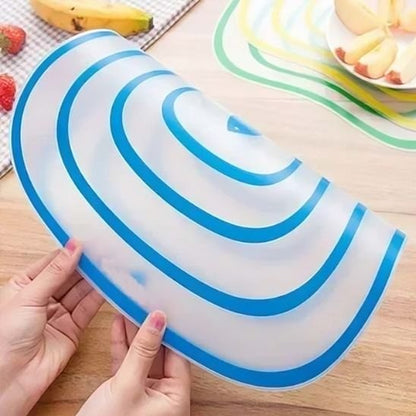 Surface de découpe colorée supportant des plis pour démontrer sa flexibilité. 