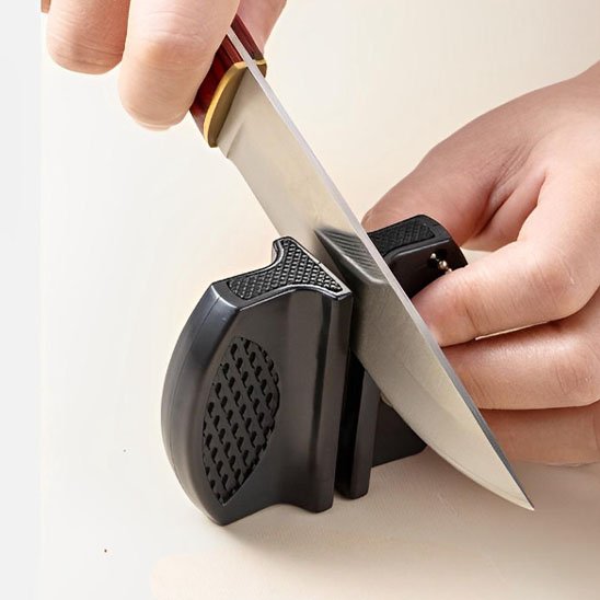 Affûteur de couteau professionnel utilisé pour affûter un couteau sur un outil portable.