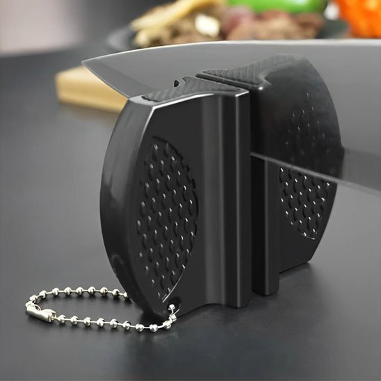 Affûteur de couteau professionnel utilisé pour aiguiser un couteau sur un affûteur compact.