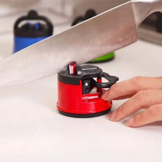 Aiguiseur couteau à ventouse fixé sur table pendant l’affûtage.