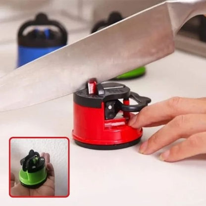 Aiguiseur couteau à ventouse rouge utilisé pour affûter une lame en acier.