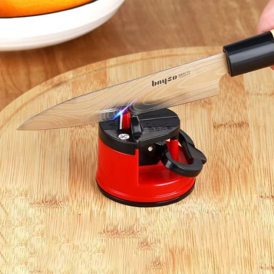 Aiguiseur couteau à ventouse utilisé pour affûter une lame sur planche.