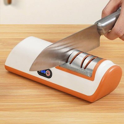Aiguiseur-couteau-electrique-aiguisant-un-couteau