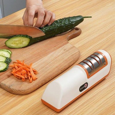 Aiguiseur-couteau-electrique-pres-d-une-planche-a-decouper