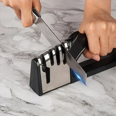Aiguiseur couteau utilisé pour affûter une lame avant la préparation.