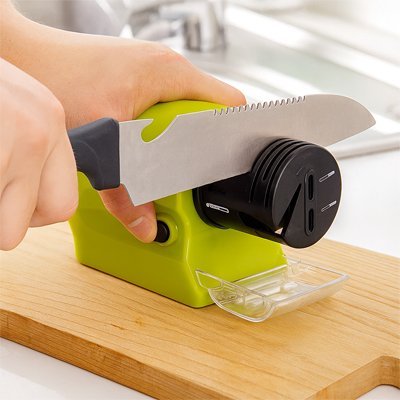 Aiguiseur de couteau électrique stabilisé pendant affûtage d’une lame cuisine.