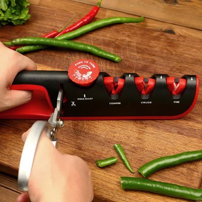 Aiguiseur de couteau ergonomique permettant d’affûter un couteau de cuisine à la main.