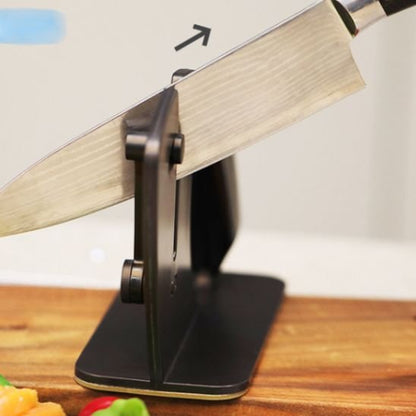 Aiguiseur de couteau manuel utilisé pour affûter une lame sur planche.