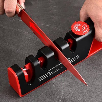 Aiguiseur de couteau posé sur une surface en bois pour affûtage précis d’une lame.