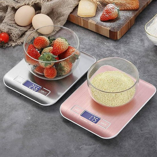 Balance de cuisine électronique posée sur un plan de travail pour peser les ingrédients.