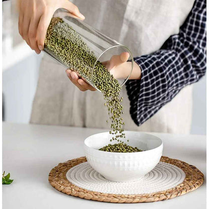 bocaux_en_verre_versant_des_graina_de_poire_dans_un_bol_f663bc1b-fe1f-4490-8c82-4761fc20c52f