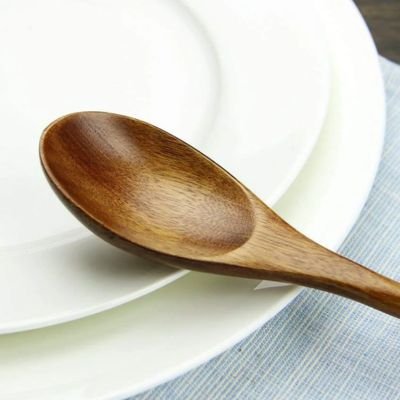  Bol d’avoine chaud dégusté avec une cuillère à souper en bois.