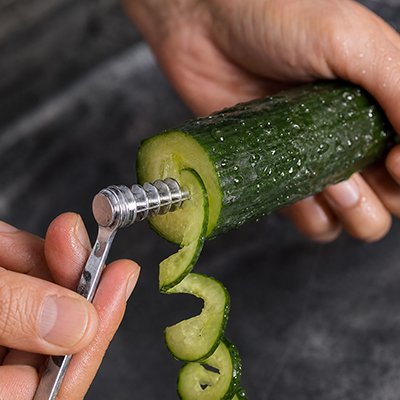 Coupe légume en métal allongé utilisé pour préparer des légumes.