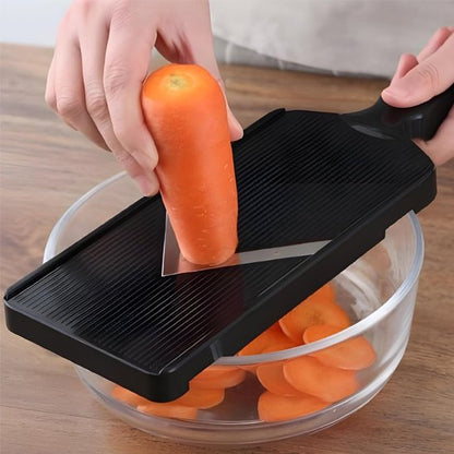 Coupe‑légume avec poussoir noir, tranchant du chou au‑dessus d’un bol.