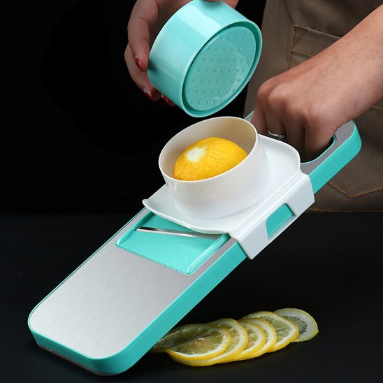 Coupe‑légume avec poussoir, utilisé pour obtenir des tranches régulières.