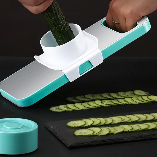 Coupe‑légume en action, produisant des lamelles de concombres 