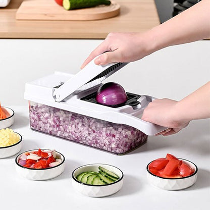 Coupe‑légume mandoline en action pour couper des oignons sous forme régulières.