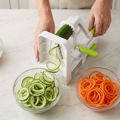 Coupe‑légume spiraliseur utilisé pour créer des spirales de concombre.