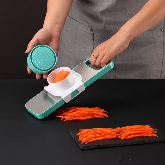 Coupe‑légume utilisé pour trancher une carotte en fines lamelles.