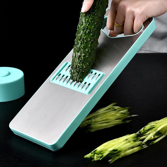 Coupe‑légume vert et blanc servant à couper des légumes.