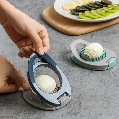 Coupe‑œuf manuel produisant des tranches régulières d’œuf dur.