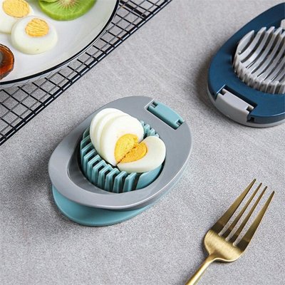 Coupe‑œuf utilisé pour trancher un œuf dur en rondelles.