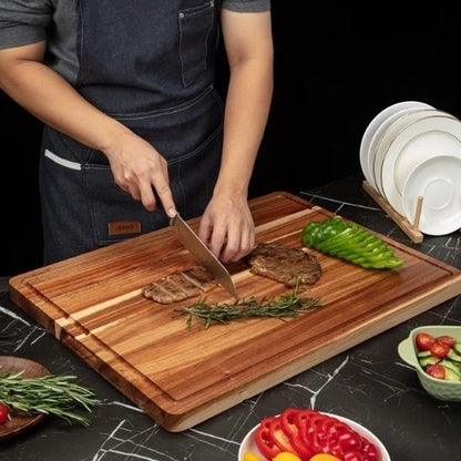Couteau coupant un steak sur une planche à découper pratique.