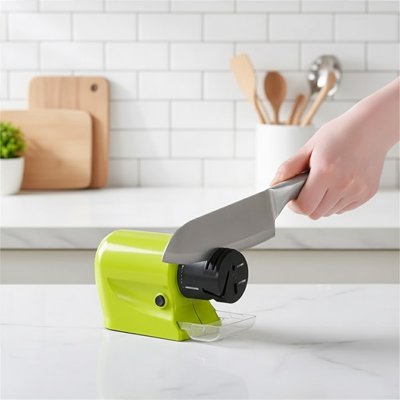 Couteau inséré dans un aiguiseur de couteau électrique pour affûtage.