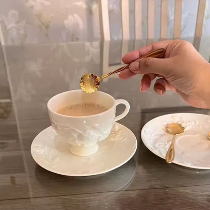 Cuillère à café dorée décorative, utilisée pour mélanger une boisson chaude.