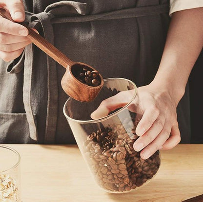 Cuillère doseuse en bois utilisée pour mesurer du café.