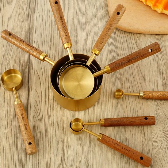 Cuillères doseuses graduées disposées de facon circulaire sur une surface en bois 