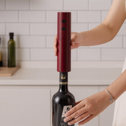 Débouchage d’une bouteille de vin grâce à un tire bouchon électrique.