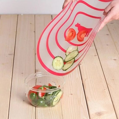des lamelles de concombre en train de glisser sur une surface de découpe flexible pour tomber dans un bol
