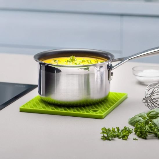 Dessous de plat antidérapant sous une casserole remplie de repas servi.