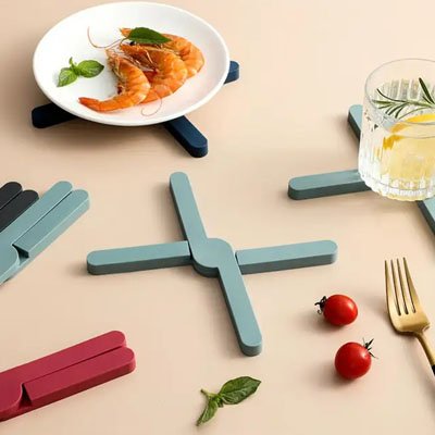 Dessous de plat croisé bleu utilisé pour protéger la table sous une assiette.