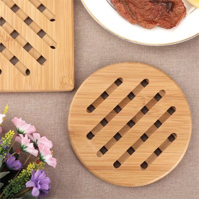Dessous de plat en bois accueillant une plat chaud dans une cuisine moderne. 