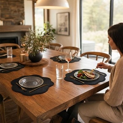 Ensemble de table avec assiettes transparentes et couverts dorés.