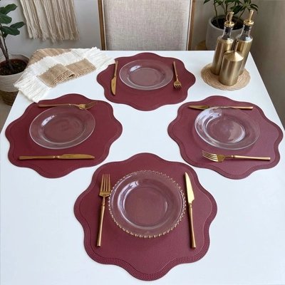 Ensemble de table élégant disposé pour quatre convives.