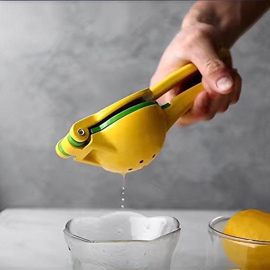 Extraction de jus de citron avec un presse‑agrume manuel en cuisine, avec des citrons dans un bol