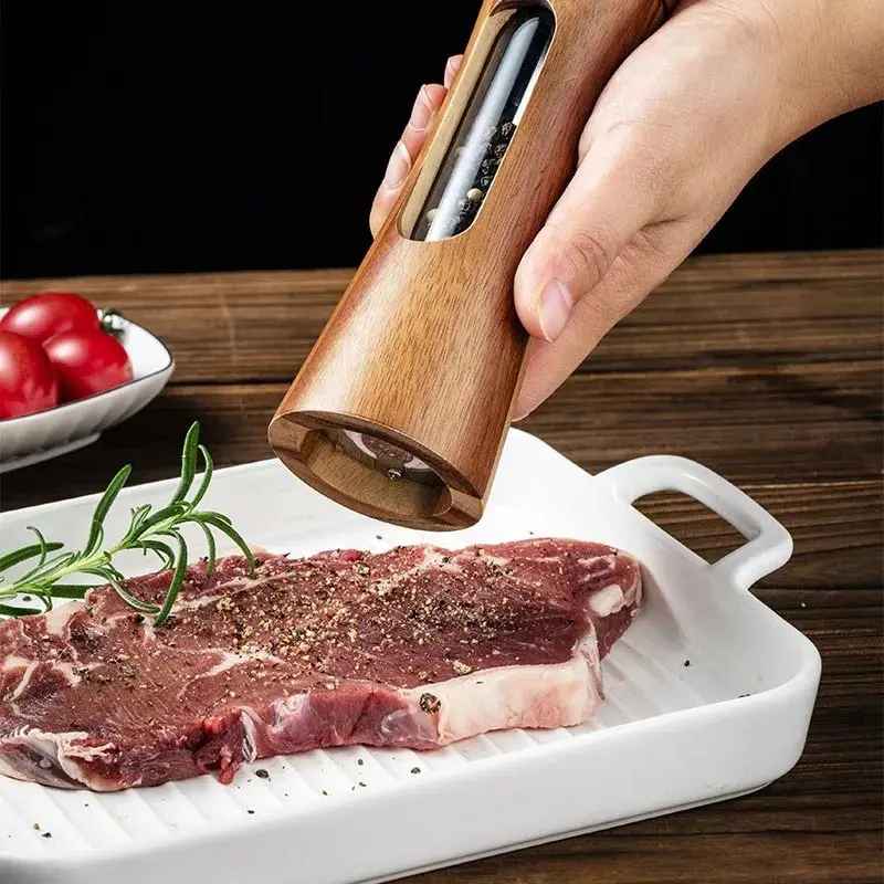 femme_soupoudrant_du_poivre_moulu_sur_un_steak_avec_un_moulin_a_poivre