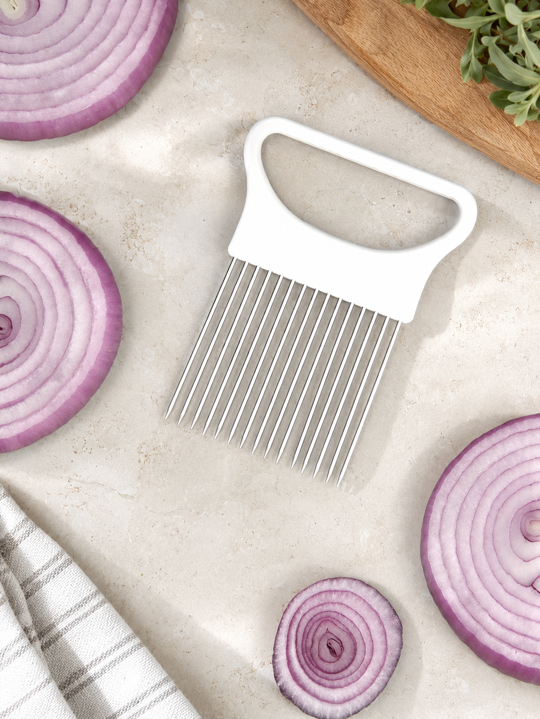 Guide de coupe manuel blanc à tiges présenté avec des rondelles d’oignon sur un plan de travail de cuisine.
