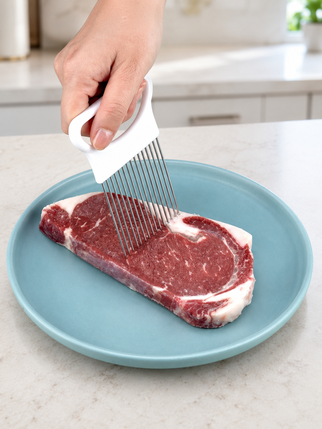 Guide de coupe à tiges maintenant une pièce de viande sur une assiette posée sur un plan de travail.