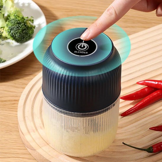 Hachoir de cuisine électrique en plastique transparent rempli de viande.